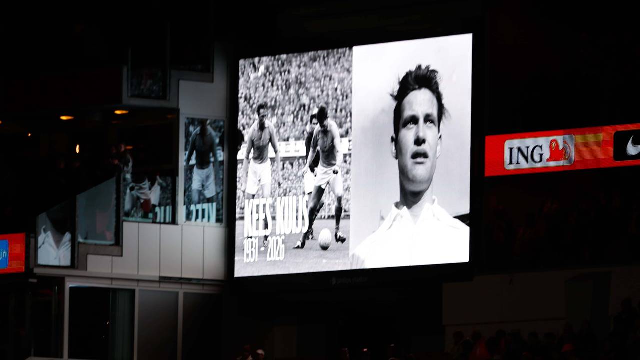 Tijdens het applaus was een foto van Kees Kuijs in het Philips Stadion te zien (foto: ANP/Henk Jan Dijks/Marcel ter Bals/DeFodi Images).