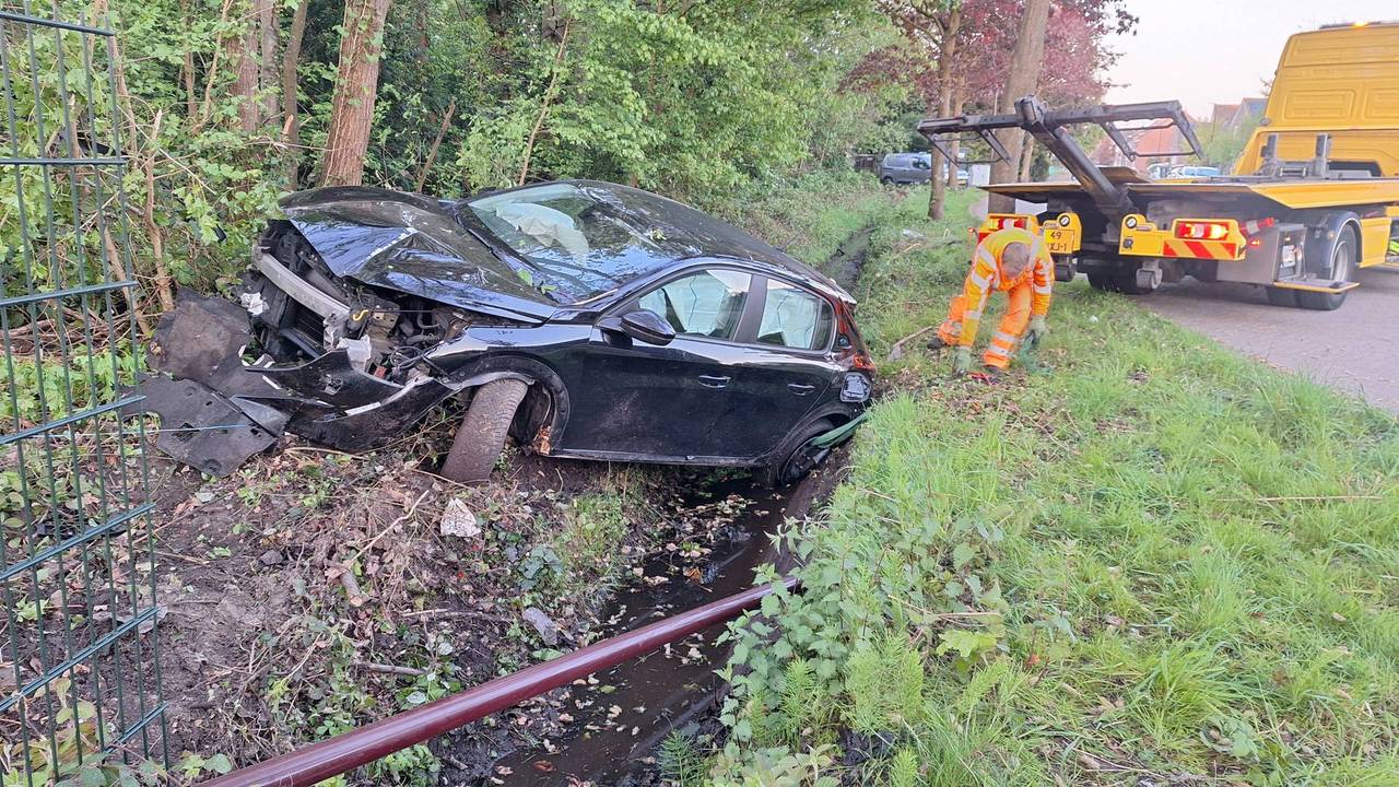Man rijdt lantaarn kapot en belandt met auto in sloot in Oudenbosch