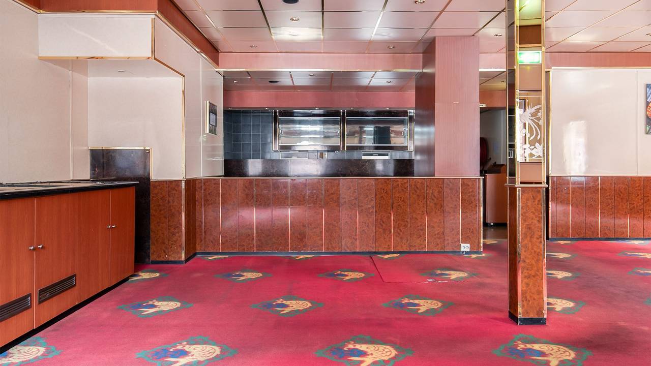 Het voormalige Chinese restaurant moet flink opgeknapt worden (foto: Van den Berk& Kerkhof Makelaars& Taxateurs).