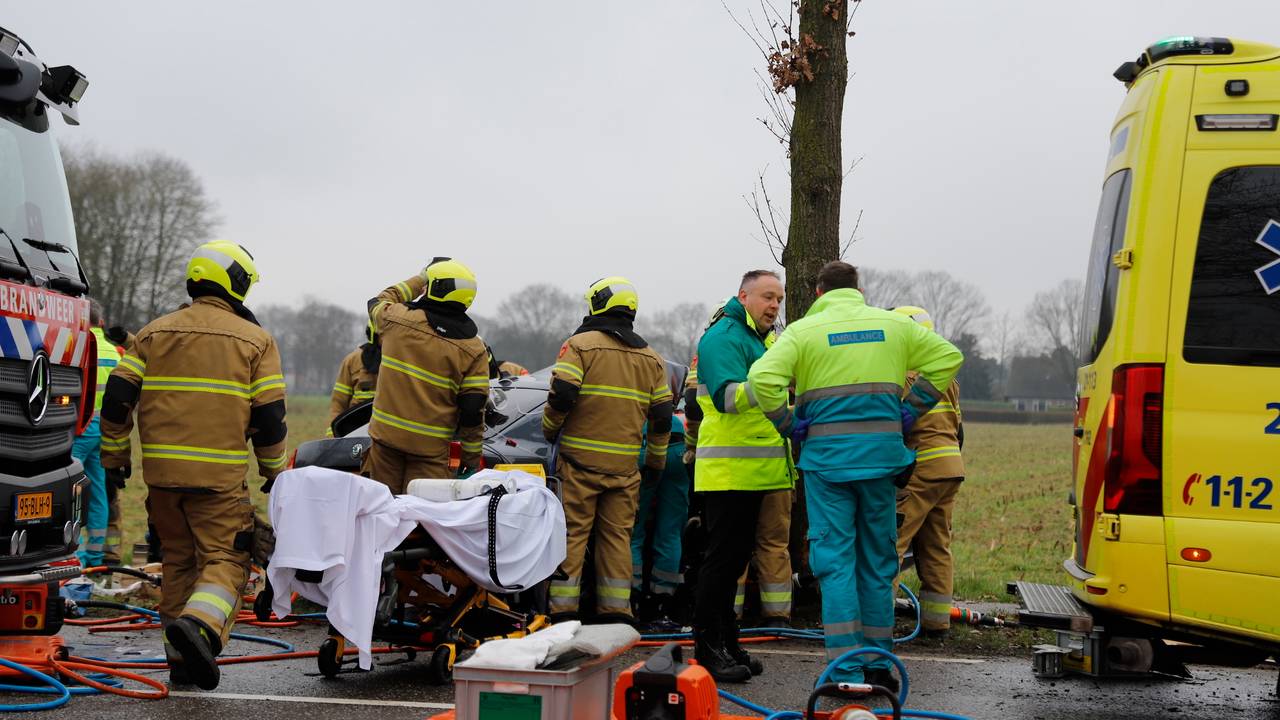 Kind uit auto bevrijd na zwaar ongeluk in Haps.
