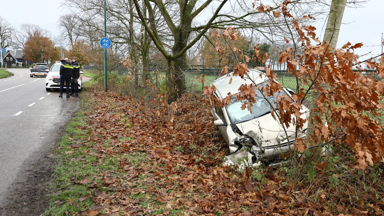 De wagen plantte zich tussen twee bomen (foto: Persbureau SK-Media/SQ Vision).