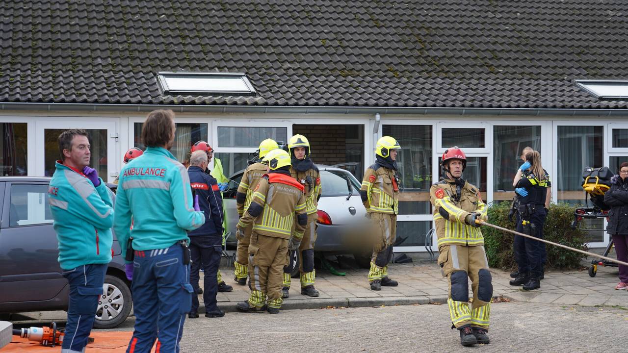 Het ging mis aan de Van der Steltstraat in Nieuwendijk (foto: Jeroen Stuve/SQ Vision).