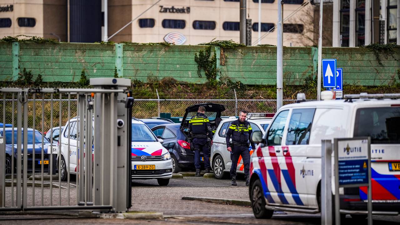 Persoon aangehouden met getrokken vuurwapens (foto: SQ Vision).