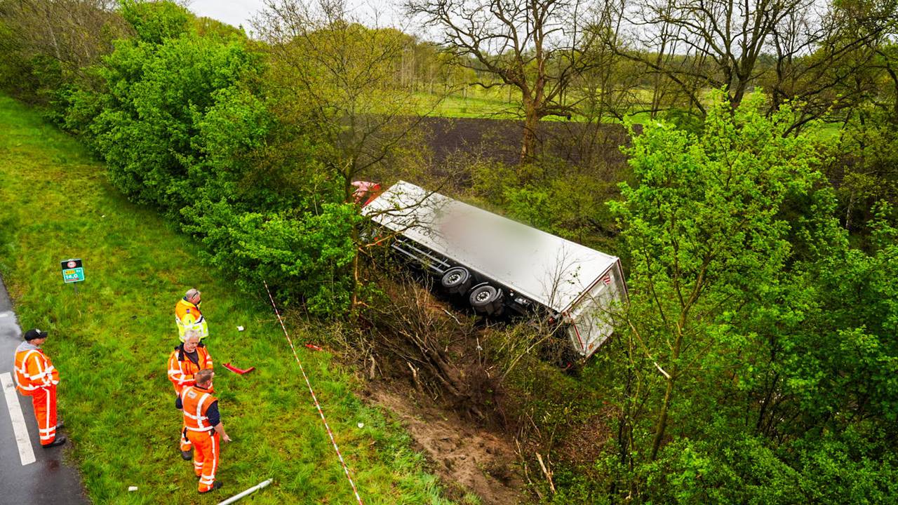 De vrachtwagen is van de weg geraakt en heeft meerdere bomen uit de grond gereden (foto: Dave Hendriks/Persbureau Heitink).