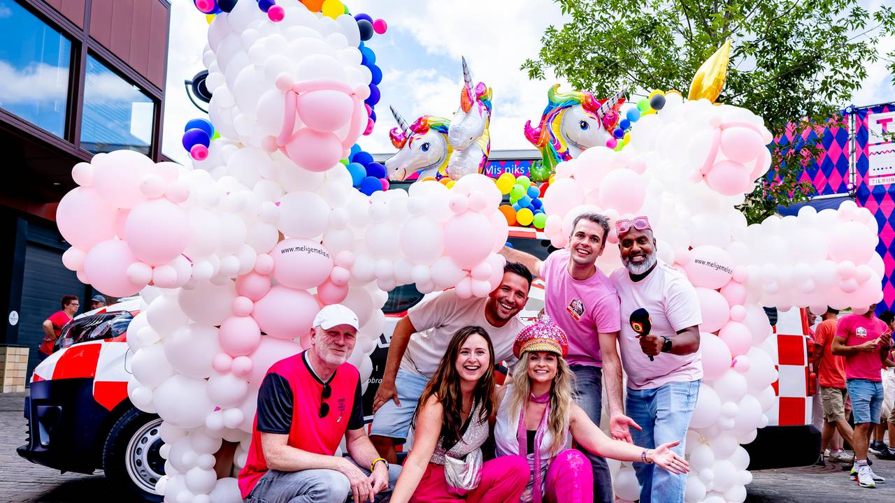 Ook het Brabants Buske rijdt mee in de Pride Walk (foto: EYE4IMAGES - Caroline van Leusden).