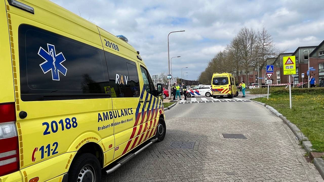 Meerdere ambulances en een traumaheli werden vanwege de ernst van de situatie in Tilburg opgeroepen (foto: Jeroen Stuve/SQ Vision).