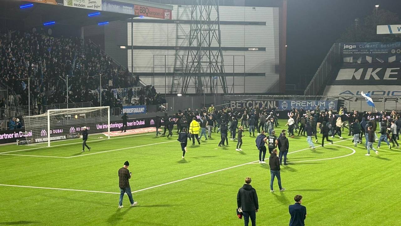 Supporters van FC Den Bosch voor het uitvak van De Graafschap.