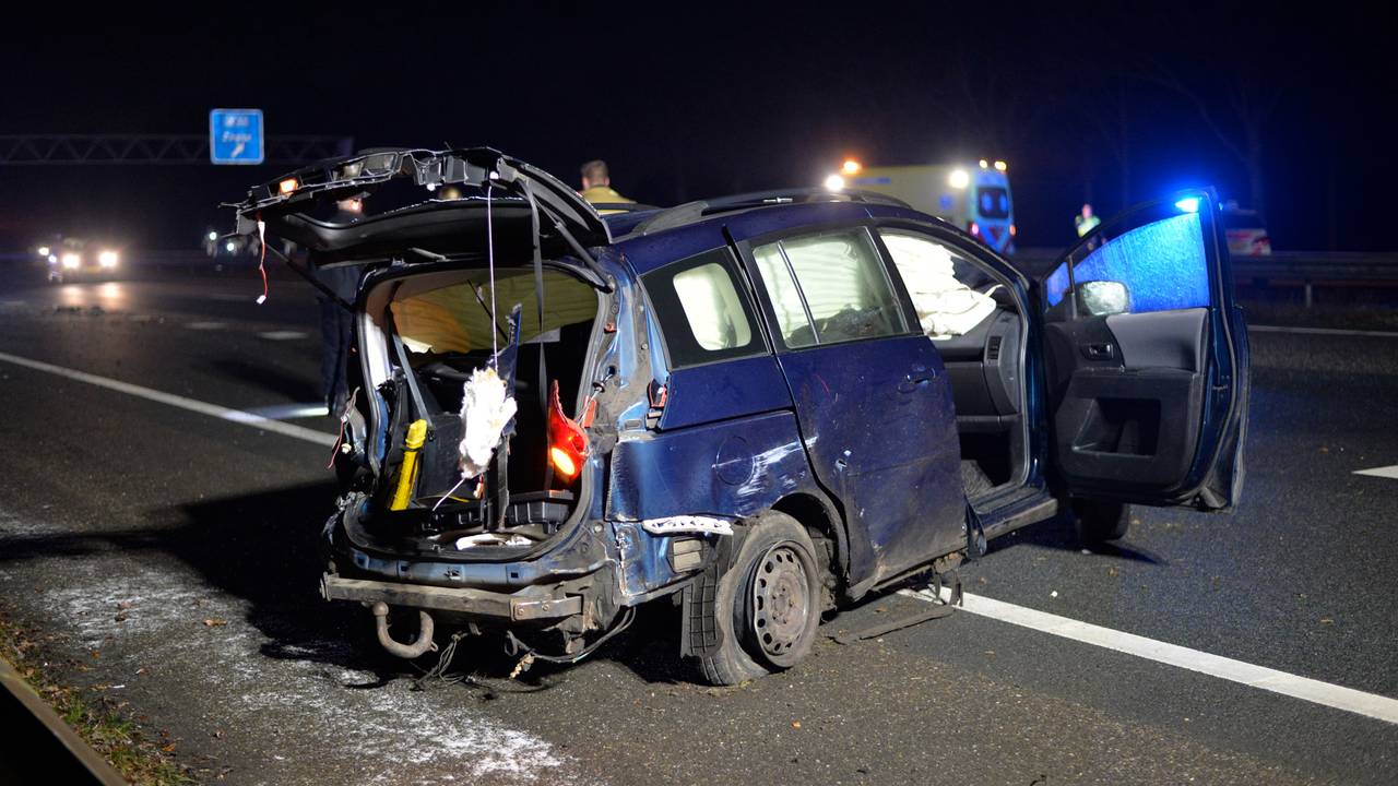 De vrouw werd uit de auto geslingerd en op de andere rijbaan overreden. (Foto: Perry Roovers/SQ Vision)