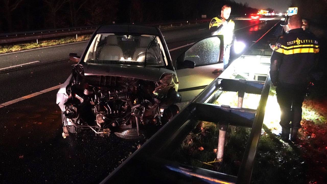 De auto liep bij de botsing op de A2 bij Leende flinke schade op (foto: WdG/SQ Vision).