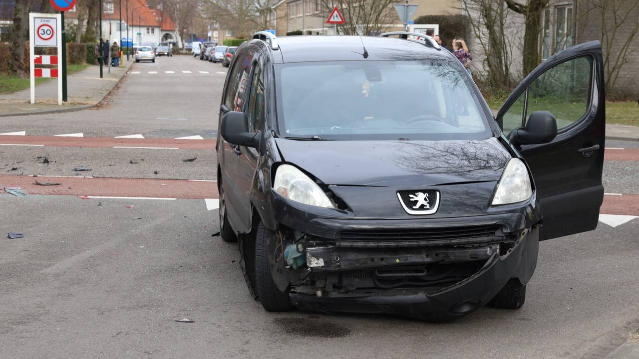 Ook deze auto liep schade op (foto: Sander van Gils/SQ Vision Mediaprodukties).