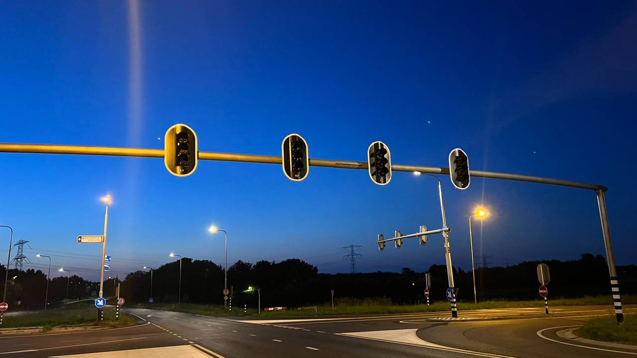 De verkeerslichten op de N268 bij Oud Gastel vielen uit (foto: X/Wis_Sven).
