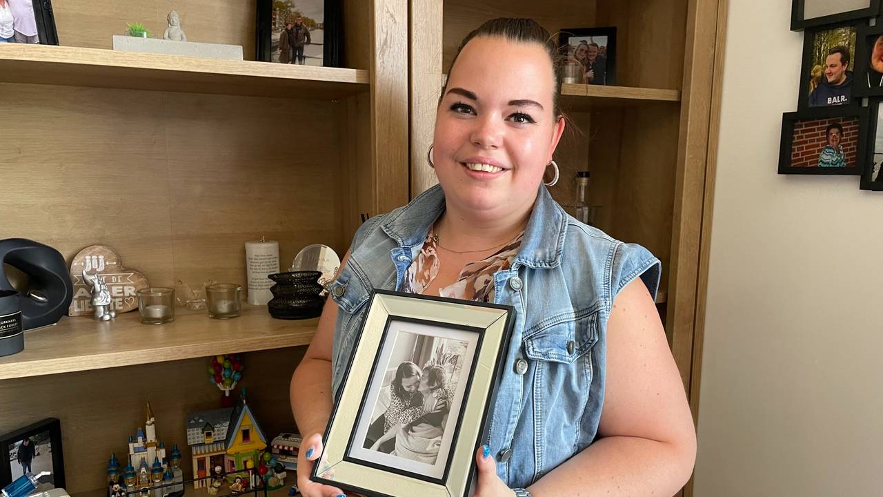 Chantal van Prooijen met de laatste foto met haar moeder (foto: Tom van den Oetelaar).
