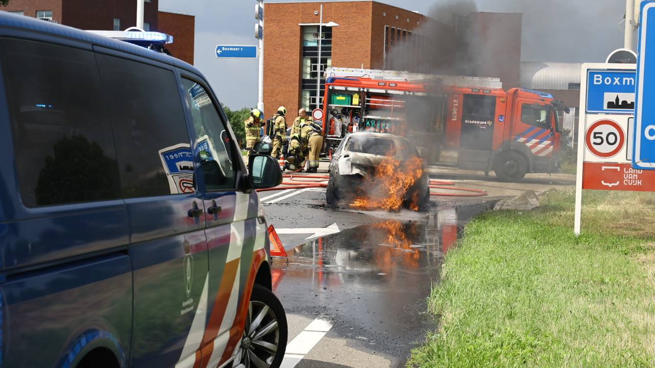 De auto vatte vlam op de A77 bij Boxmeer (foto: SK-Media).