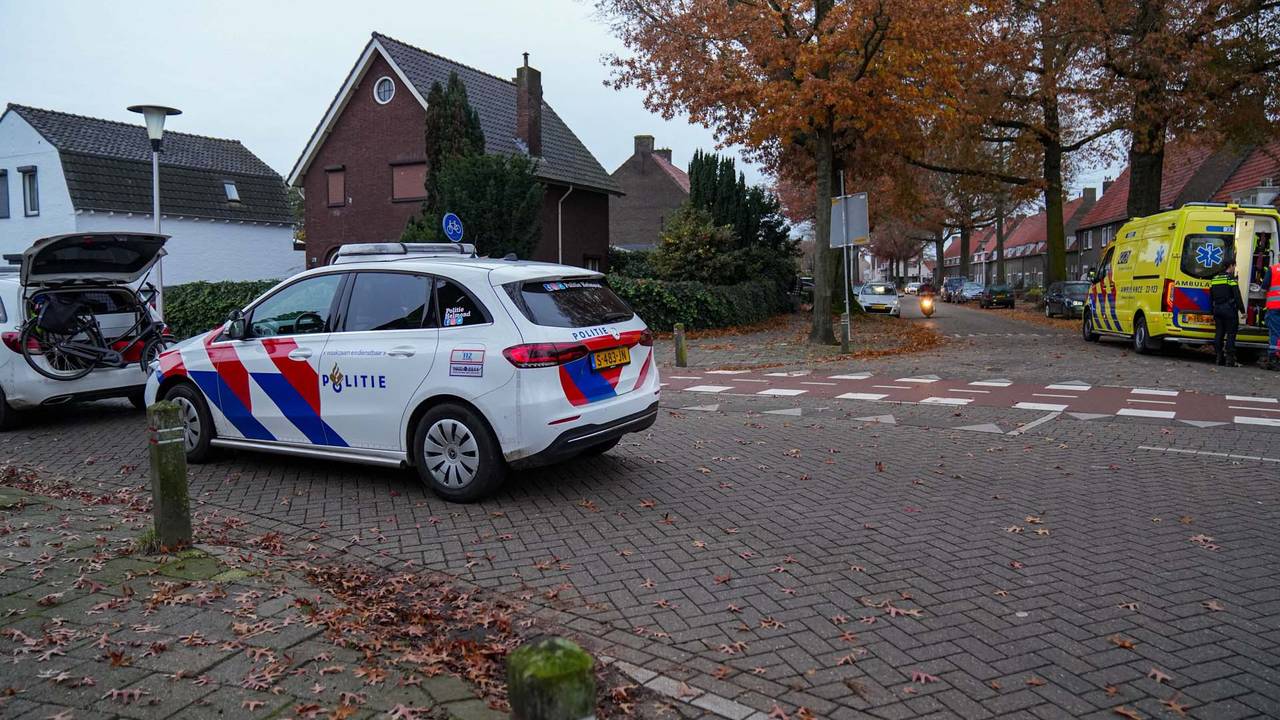 Het ongeluk gebeurde op de kruising van de Willem Prinzenstraat met de Hurksestraat in Helmond (foto: Harrie Grijseels/SQ Vision). 