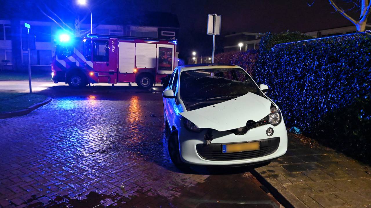 De brandweer was snel aanwezig, maar kon niet voorkomen dat de auto verloren ging (foto: Perry Roovers/SQ Vision).