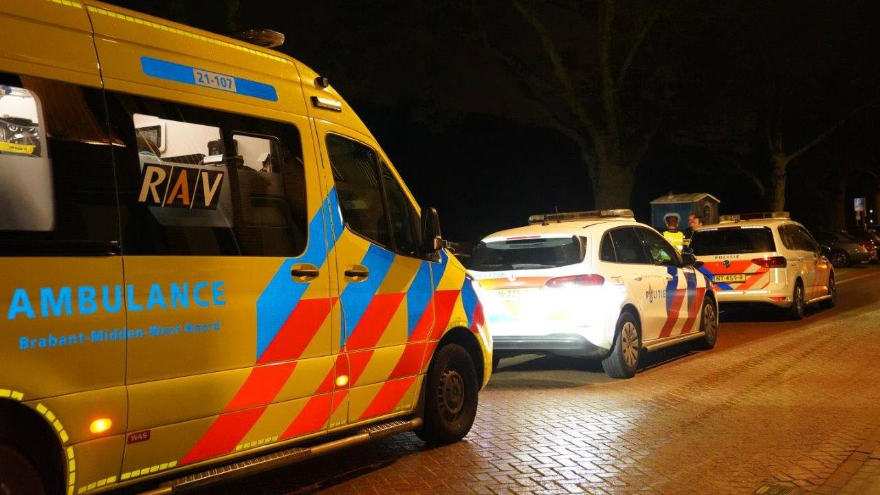 De drenkeling werd in een ambulance naar een ziekenhuis gebracht, een van de agent ging met haar mee (foto: Bart Meesters). 