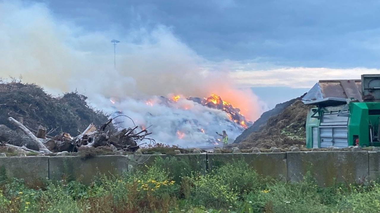 Bij de brand in Moerdijk komt veel rook vrij (foto: Veiligheidsregio Midden-West-Brabant).