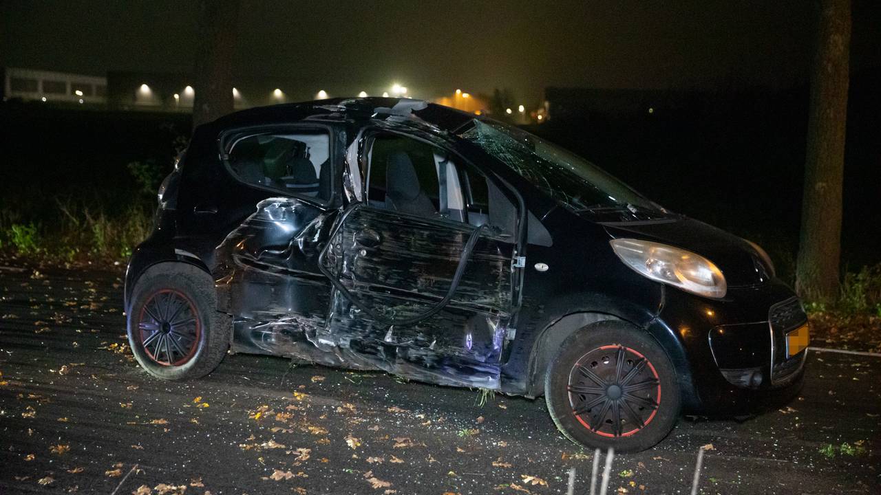 De auto raakte zwaar beschadigd (foto: Christian Traets/SQ Vision).
