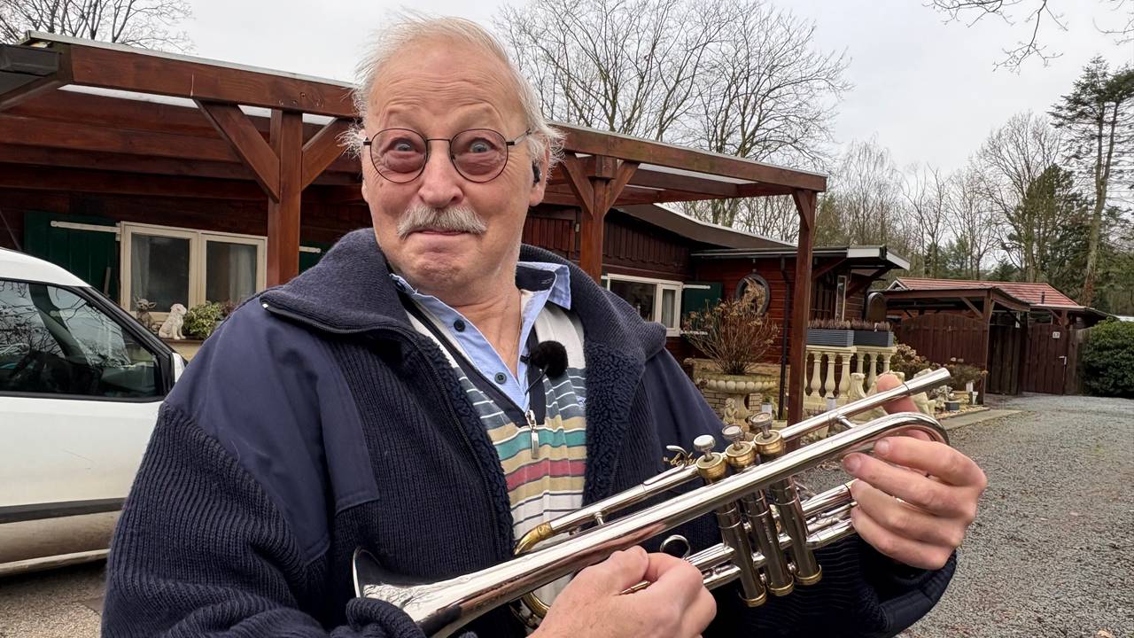 Joop Teuteberg voor zijn chalet in Rucphen (foto: Erik Peeters)