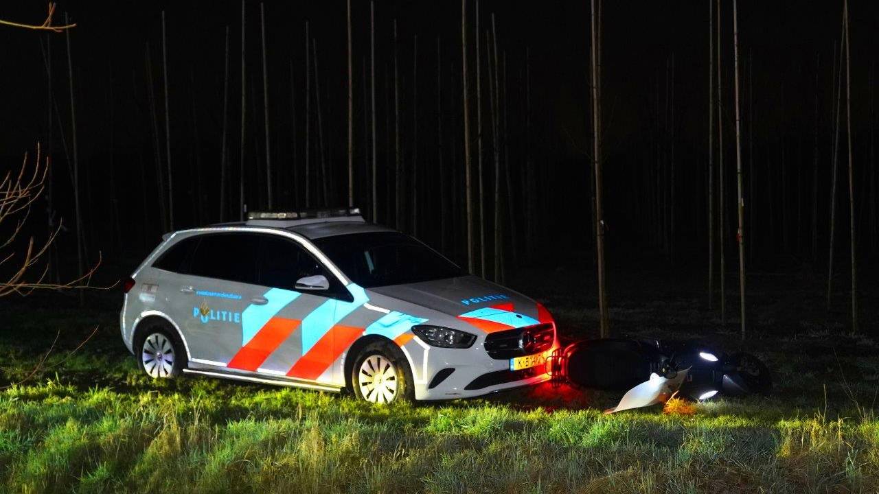 De scooter waarmee de man dacht te kunnen vluchten (foto: Bart Meesters/Meesters Multi Media/Persbureau Heitink).