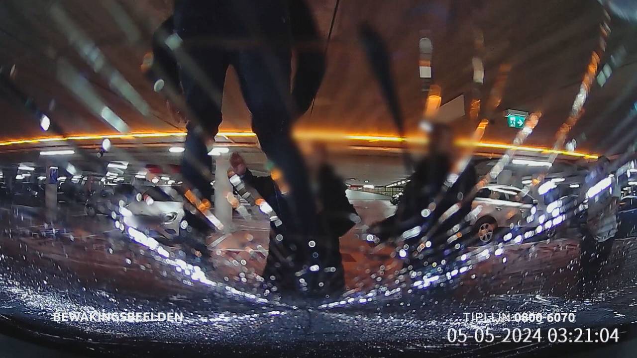 De ruit is aan diggelen getrapt (foto: Bureau Brabant).