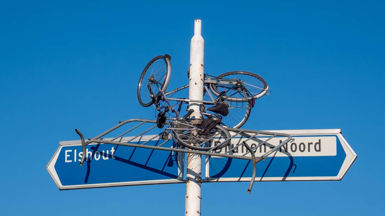 De fietsen en het dranghek in de wegwijzerpaal (foto: Eye4images).