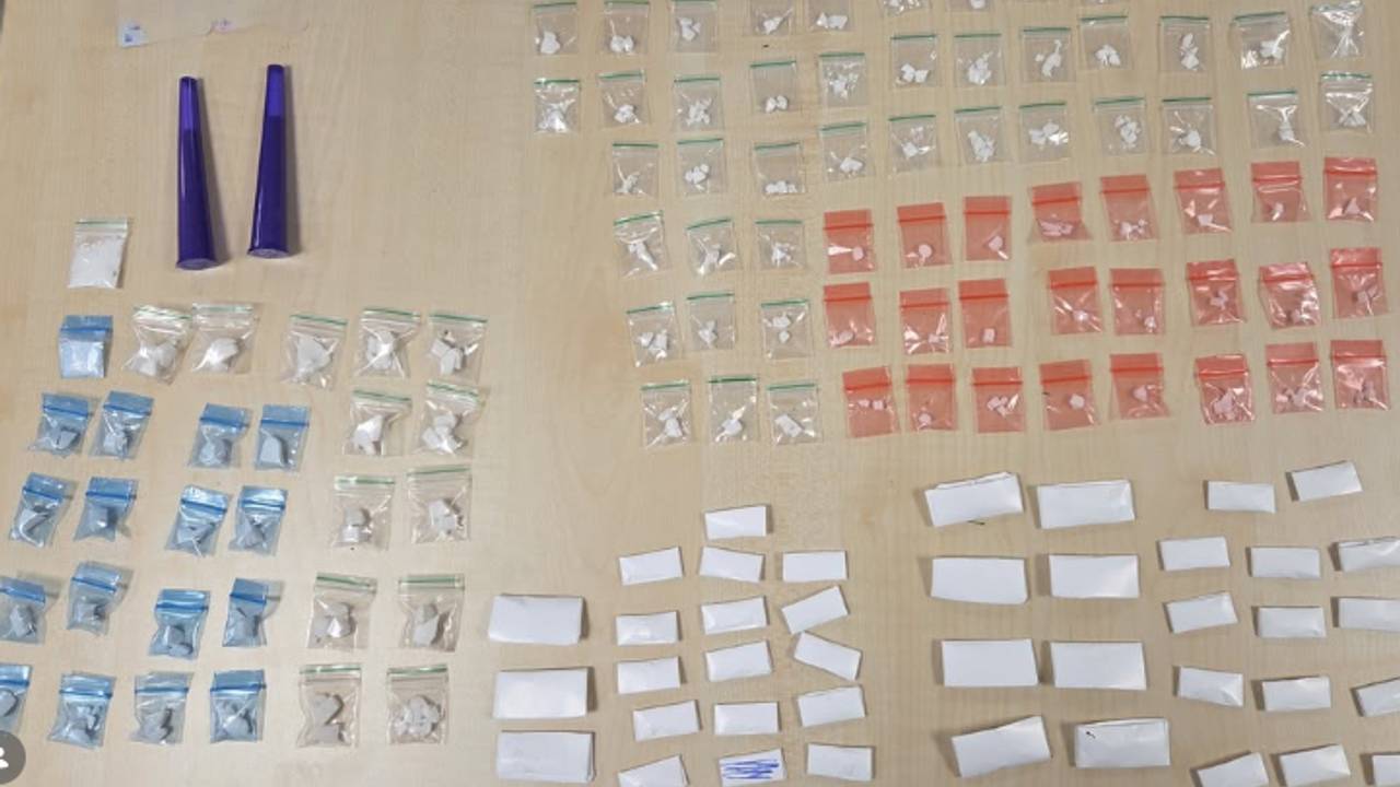 In de woning van de verdachte in Helmond werden 30 zakjes met vermoedelijk cocaïne gevonden (foto: politie Helmond).