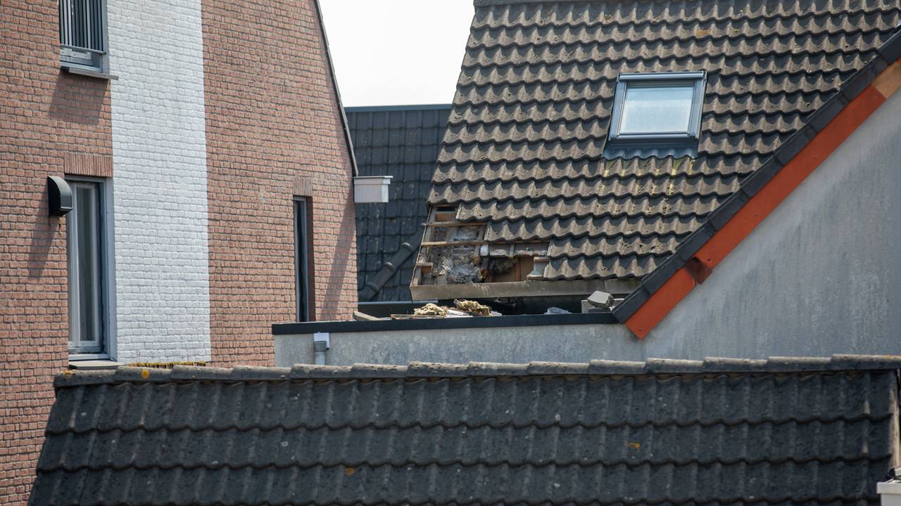 Het vuur ontstond vermoedelijk na dakwerkzaamheden op een platdak (foto: Christian Traets/SQ Vision).