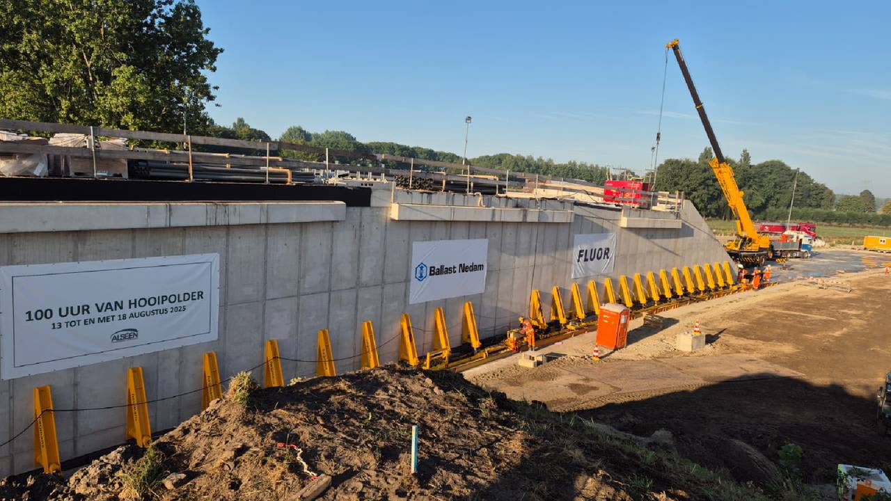 De onderdoorgang bij knooppunt Hooipolder wordt onder de A27 geschoven (foto: Niek de Bruijn).