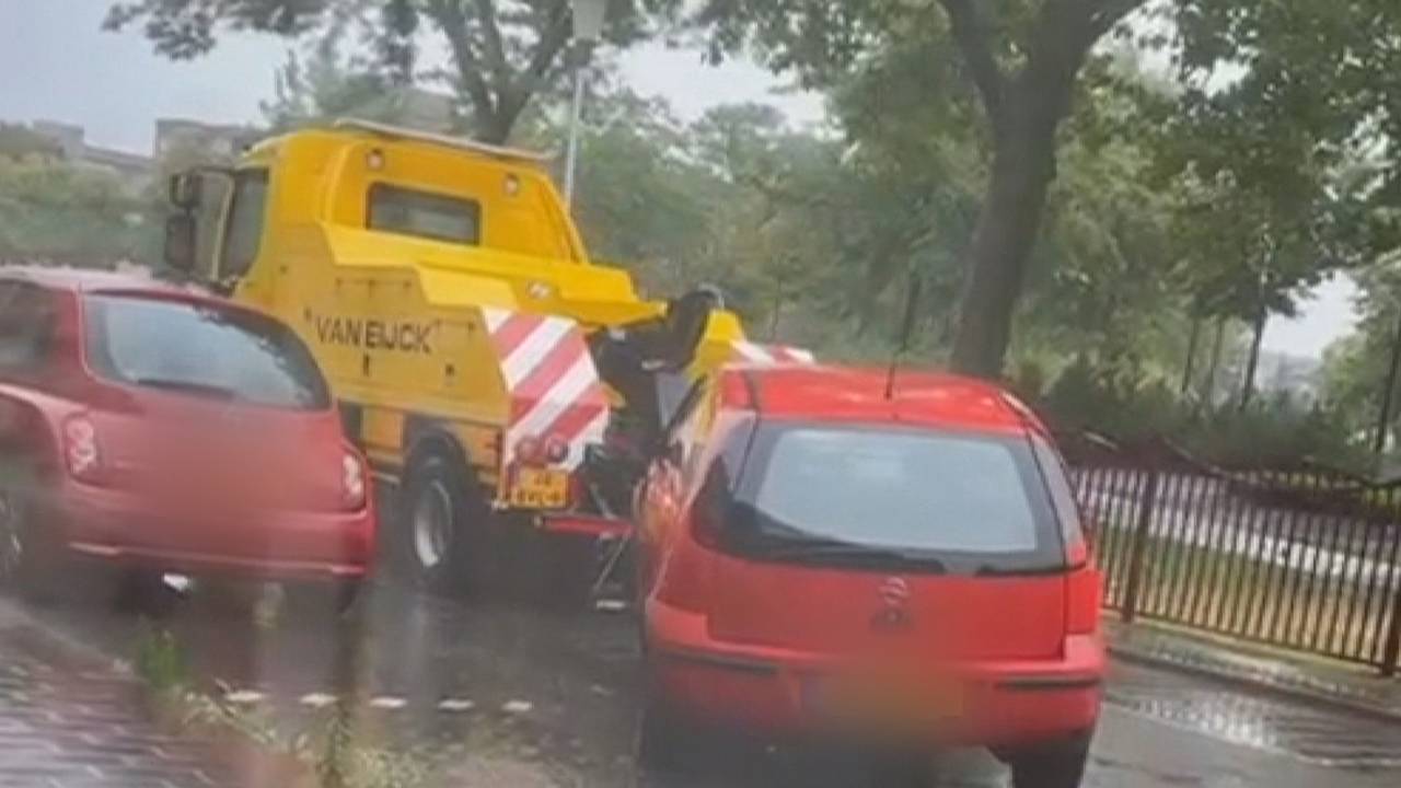 De auto wordt weggesleept. (Privévideo).