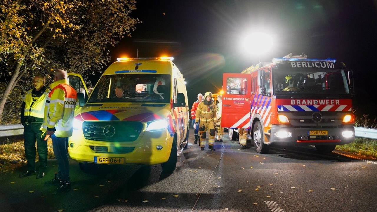 Vanwege de aanrijding op de Kanaaldijk-Noord werden diverse hulpdiensten opgeroepen (foto: Bart Meesters).