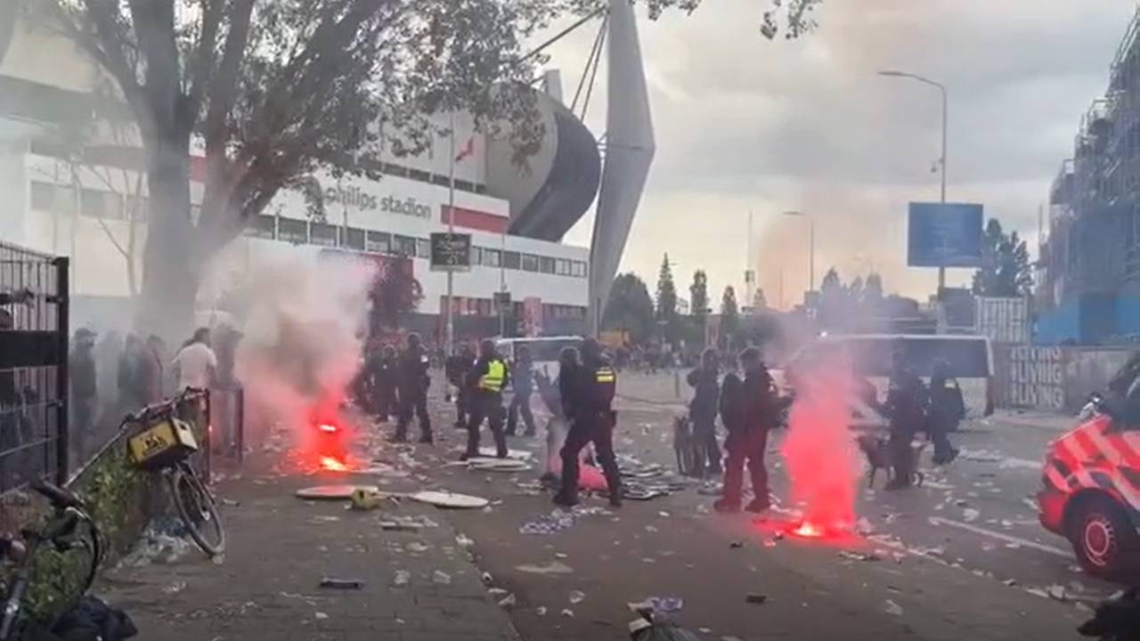 Veertien agenten raakten gewond na de kampioenswedstrijd van PSV (foto: Omroep Brabant).