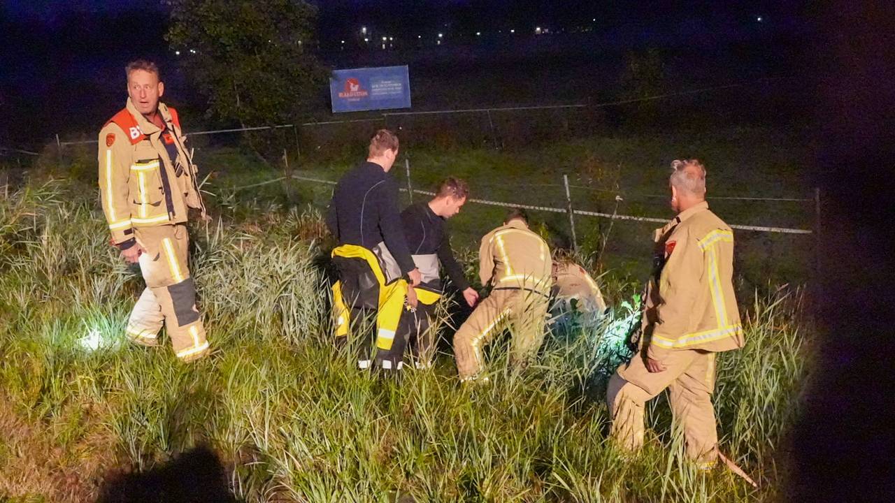 Auto en scooter belanden in het water door ongeluk