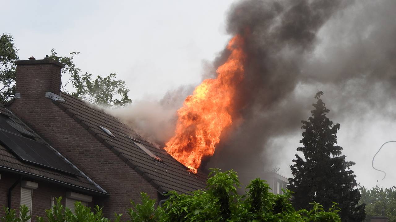 De vlammen sloegen uit het dak in Uden (foto: Kevin Kanters/SQ Vision)