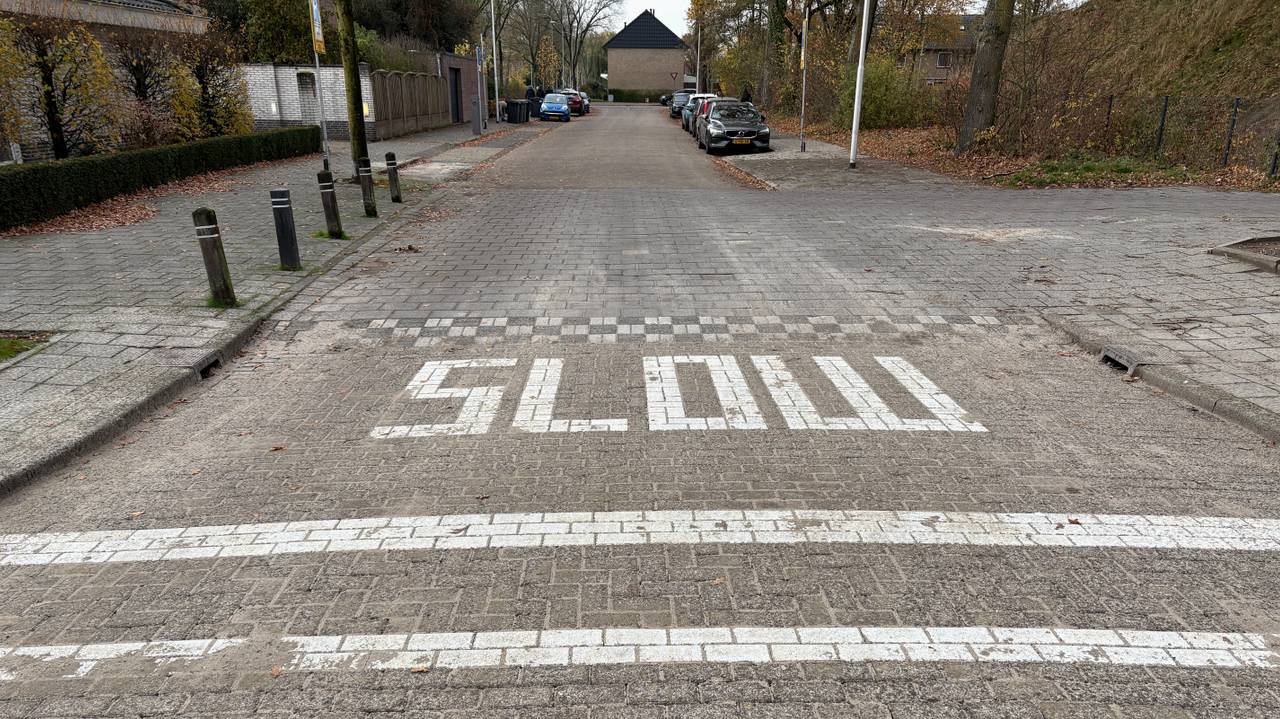 In Eindhoven geeft 'slow' op de weg aan dat je langzaam moet rijden (foto: Rogier van Son).