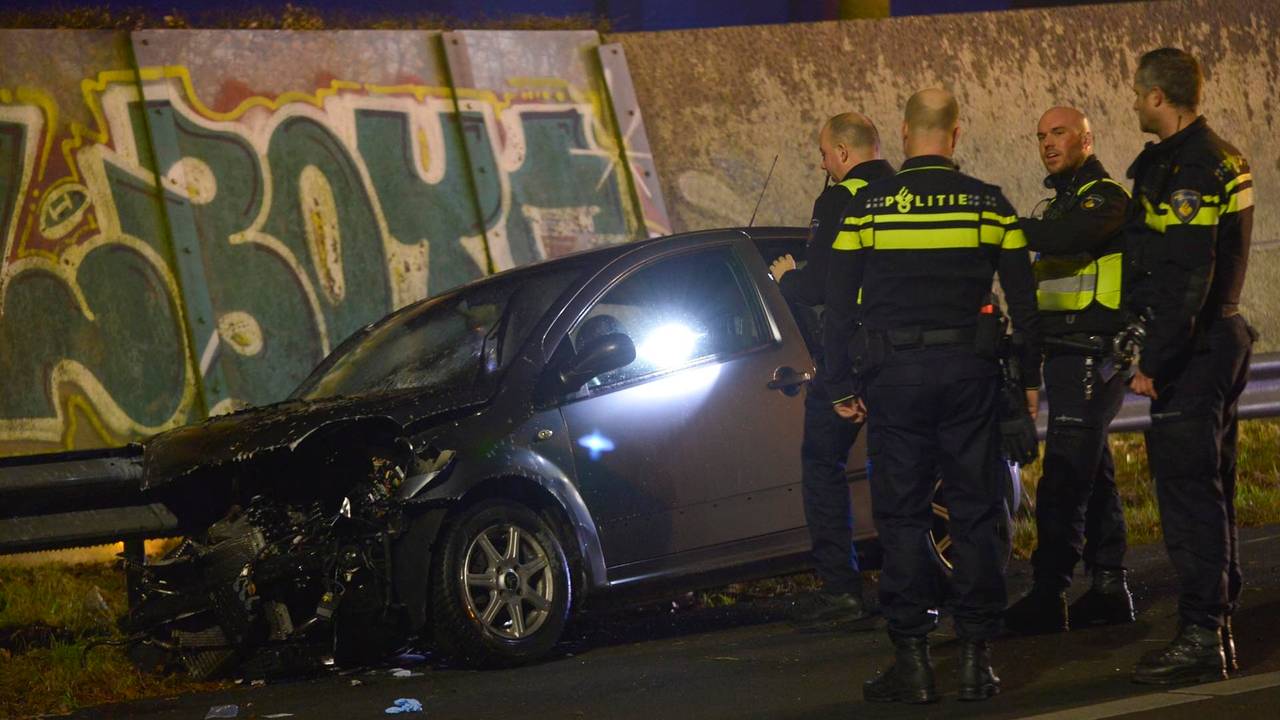 Agenten bekijken de 'gecrashte' auto (foto: Perry Roovers/SQ Vision Mediaprodukties).