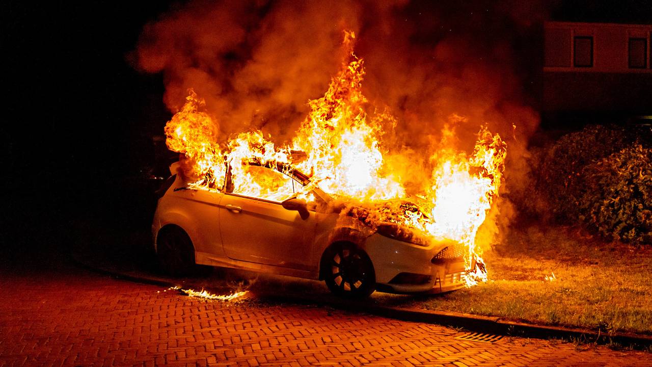 brand verwoest auto Made • geen treinen na aanrijding Helmond.