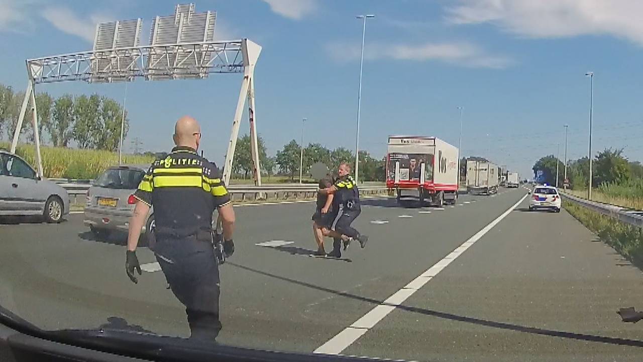 Een beeld uit de dashcamvideo.