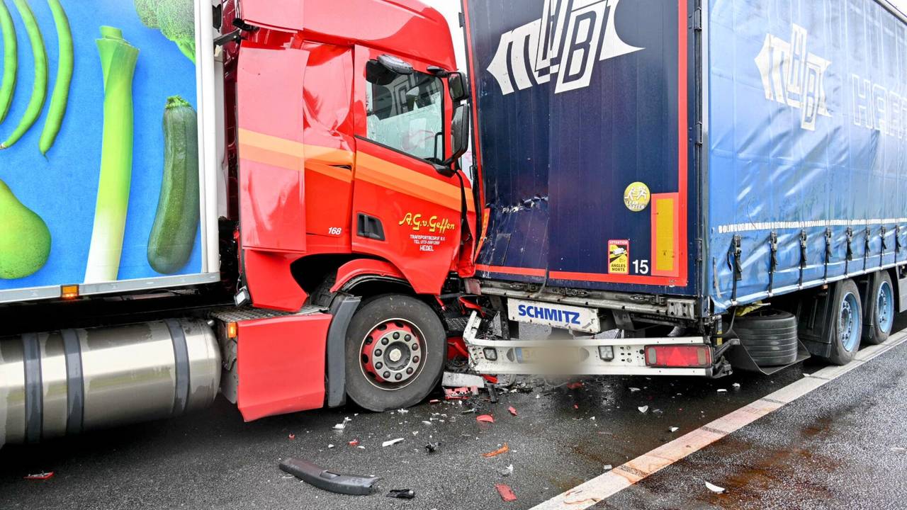 Ongeluk met 2 vrachtwagens op de A16 bij knooppunt Galder.