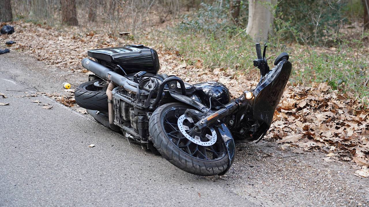 Wielrenner overleden door botsing met motorrijder.