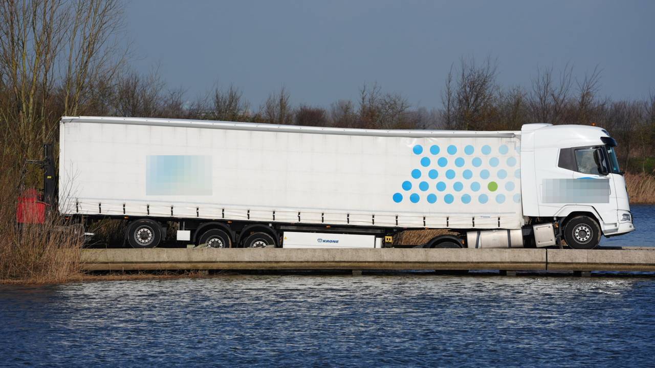 Vrachtwagen door brug gezakt (foto: Erik Haverhals / Persbureau Heitink).