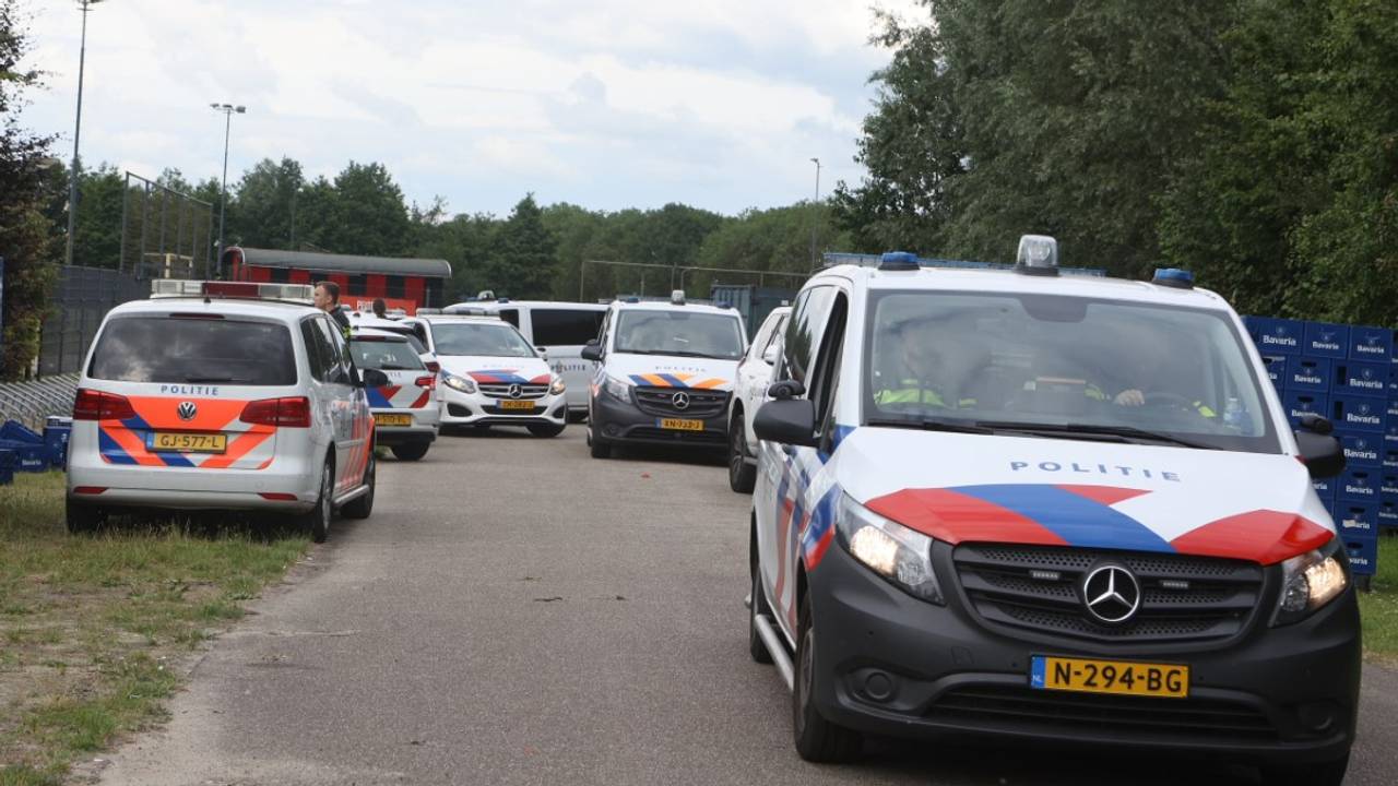 Un’atmosfera cupa nella partita di calcio amatoriale, un elicottero della polizia nel cielo