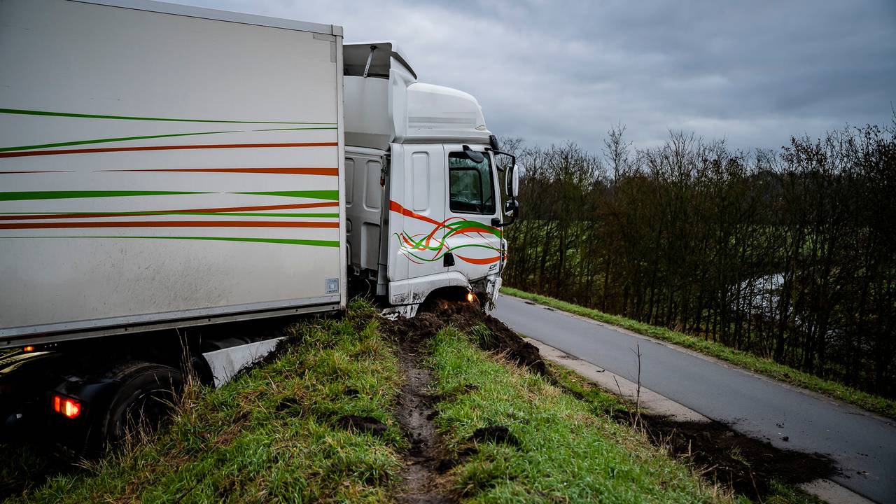 De vrachtwagen kwam tot stilstand op de aarden wal (foto: Jack Brekelmans/SQ Vision).
