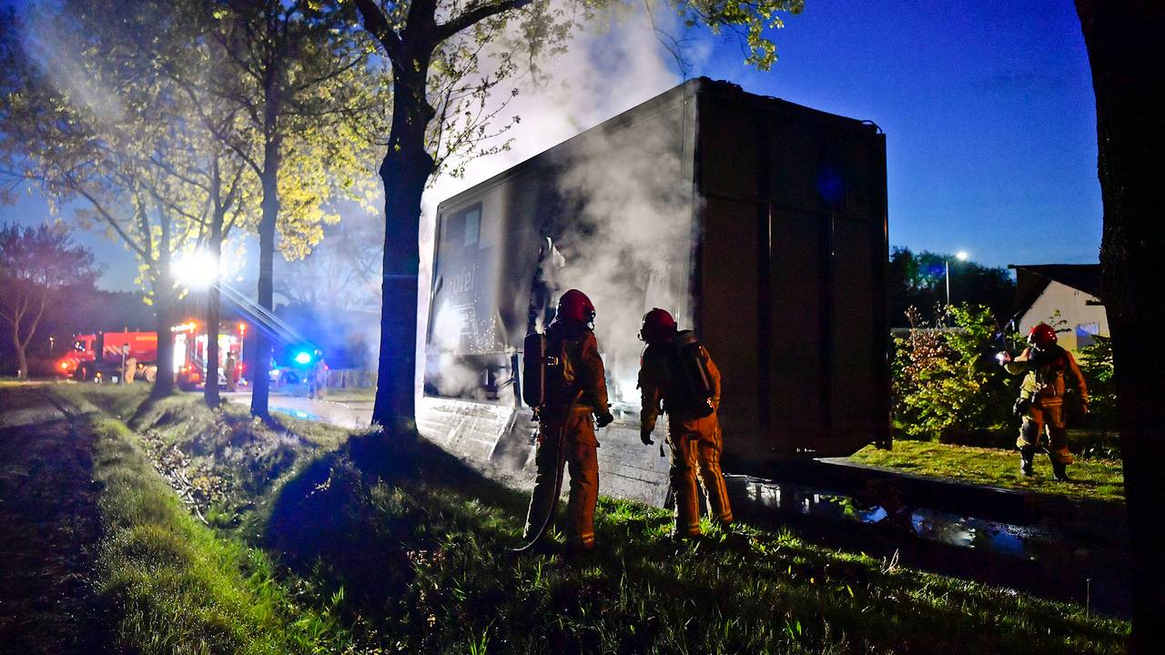 Toen de brandweer aankwam, was de aanhanger al door de vrachtwagenchauffeur losgekoppeld van de vrachtwagen (foto: Rico Vogels/SQ Vision)