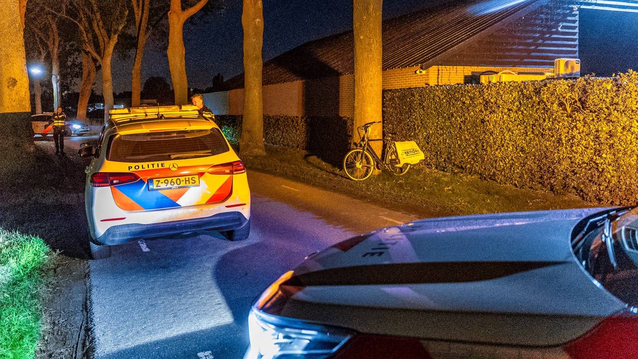 De fietser raakte bij het ongeluk gewond (foto: Lucas Lammers/Persbureau Heitink).