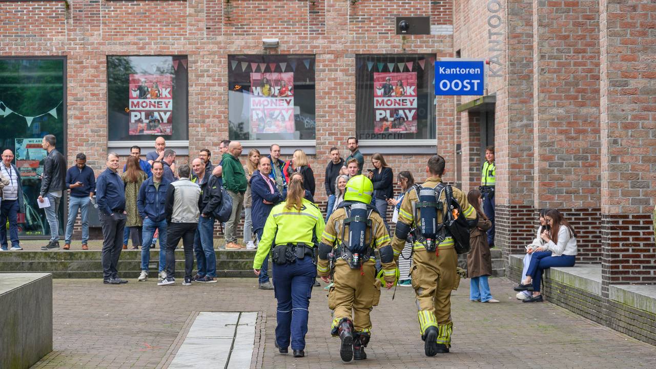 Vanwege de rook werd een deel van het kantoor in Breda ontruimd (foto: Tom van der Put/SQ Vision).
