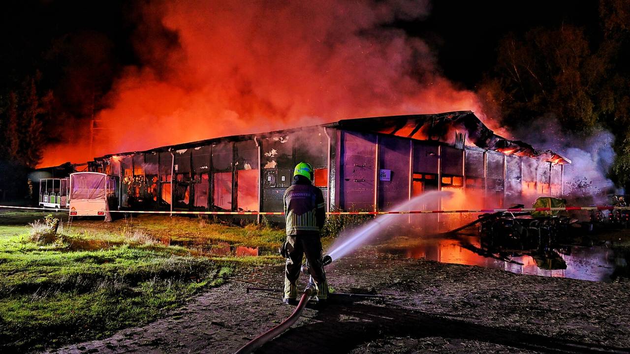 De loods werd volledig in de as gelegd (foto: Toby de Kort/SQ Vision).