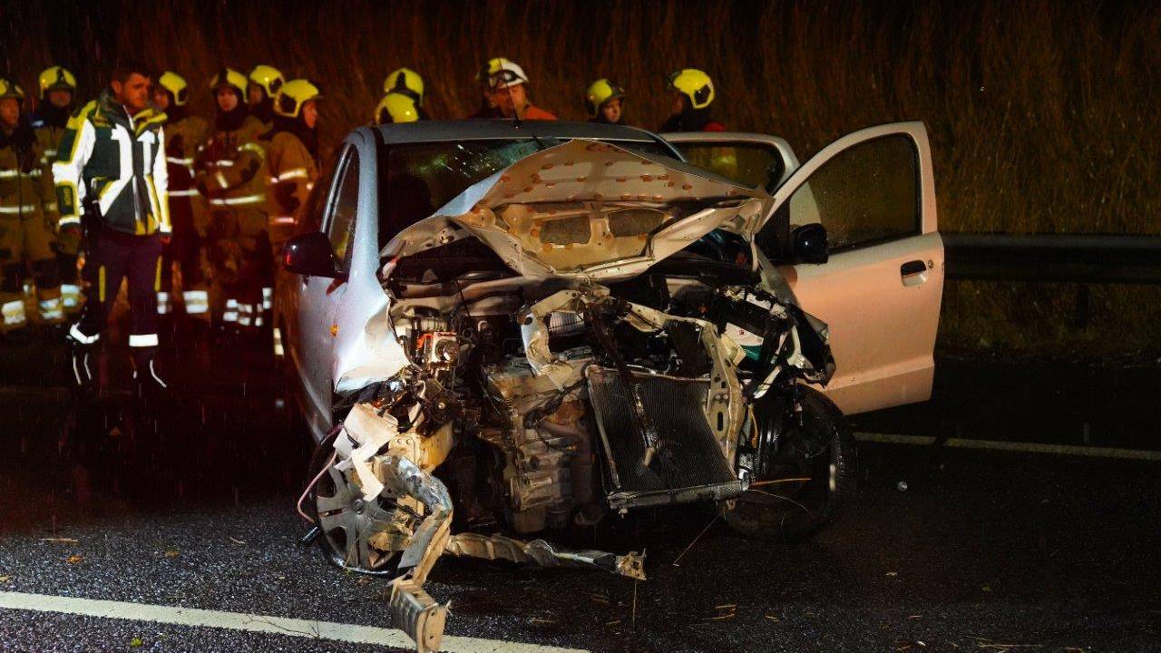 Vrouw en man zwaargewond bij ongeluk op A59: auto in vangrail.