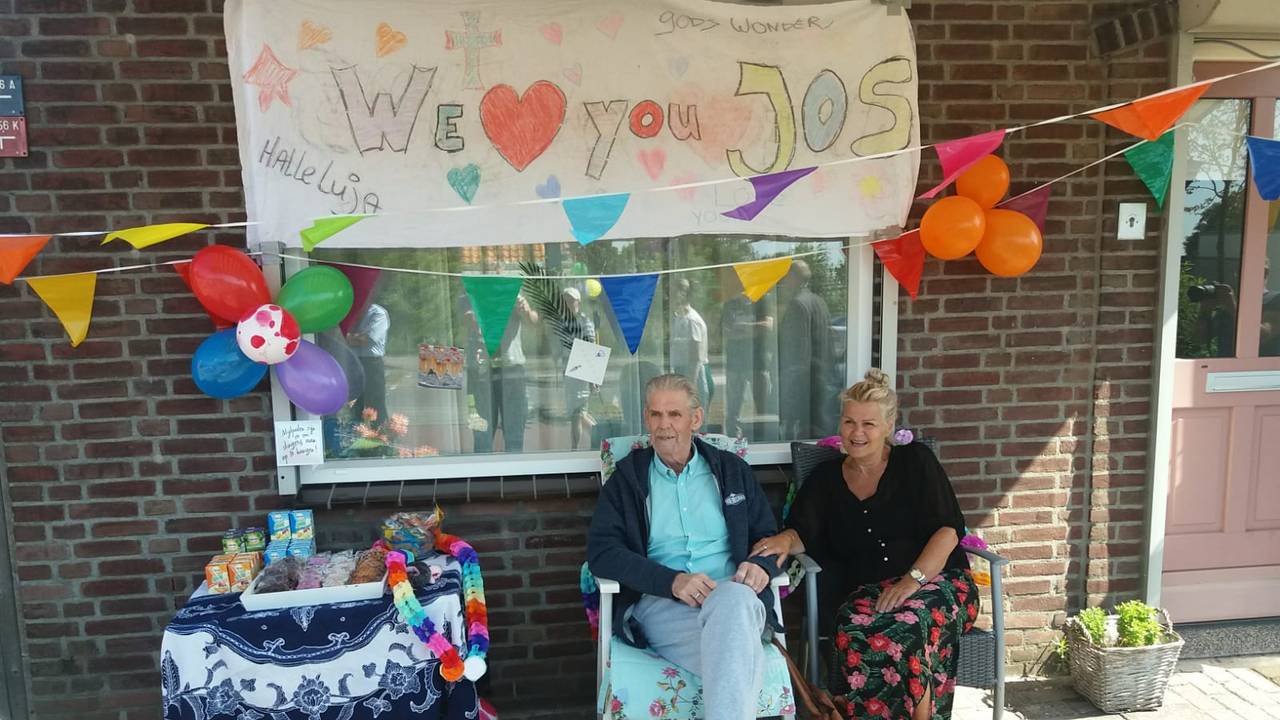 Jos Klaassen werd feestelijk onthaald toen hij na zes weken op de intensive care weer thuiskwam. (Privéfoto)