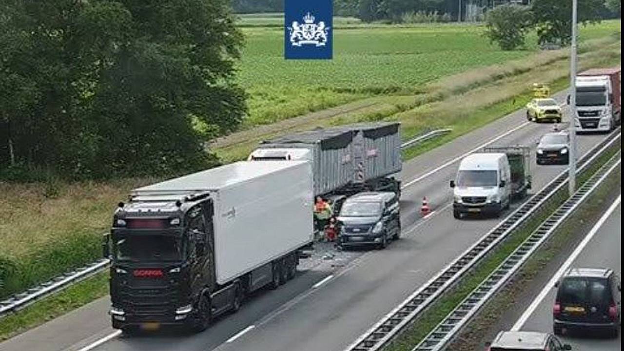 Kettingbotsing op A58, ruim drie kwartier vertraging.